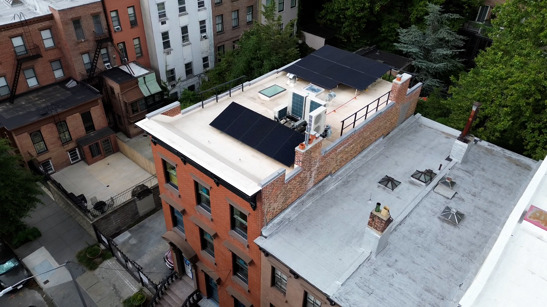 A 6.8kW system for a renovated landmarked property in Cobble Hill. This was a collaboration with Brooklyn Studio.